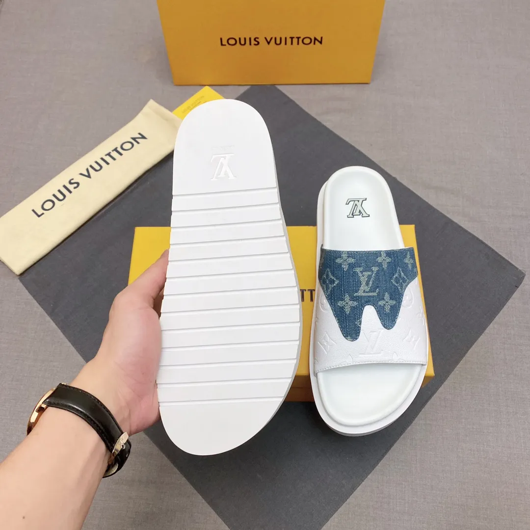 P300 🔍Top purchasing agent LV men's spring and summer slippers counter synchronization. The uppers are made of cowhide fabric imported from Italy, with logo graphics and high-quality craftsmanship. The soles are: original soles specially provided by the original factory. Exclusive molded soles are super comfortable. Original factory follow-up orders. 🔍🔍High quality. You can enter and leave the counter at will. Welcome to compare. Code number 38-45 No. 058